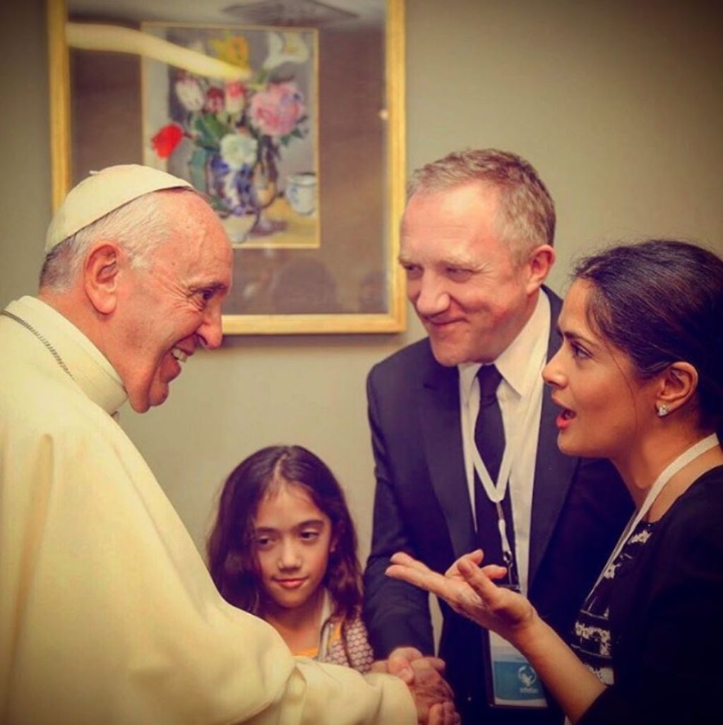 Presume Salma Hayek foto con Papa Francisco