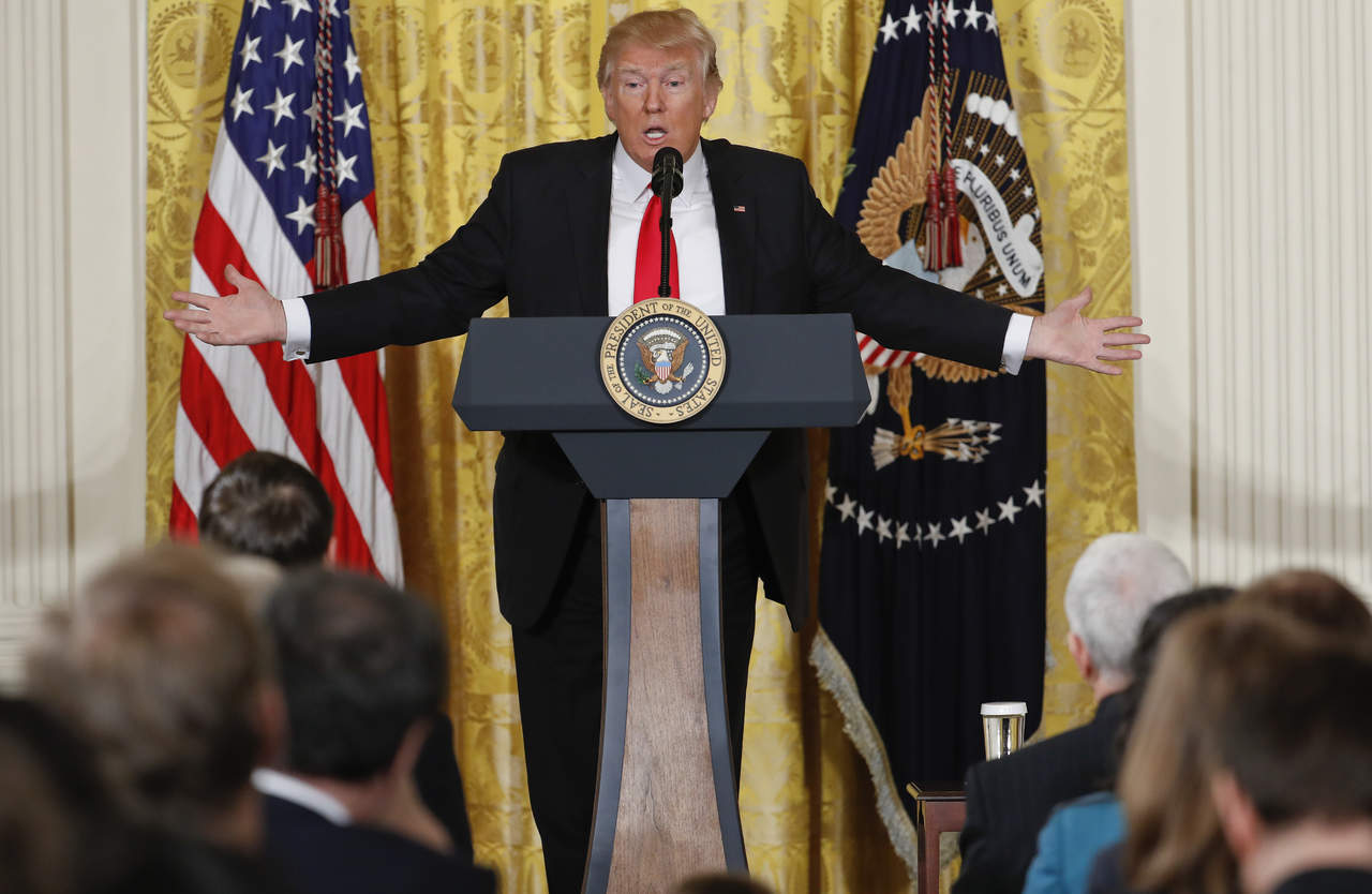 Declara Trump guerra a filtraciones de la prensa en su gobierno