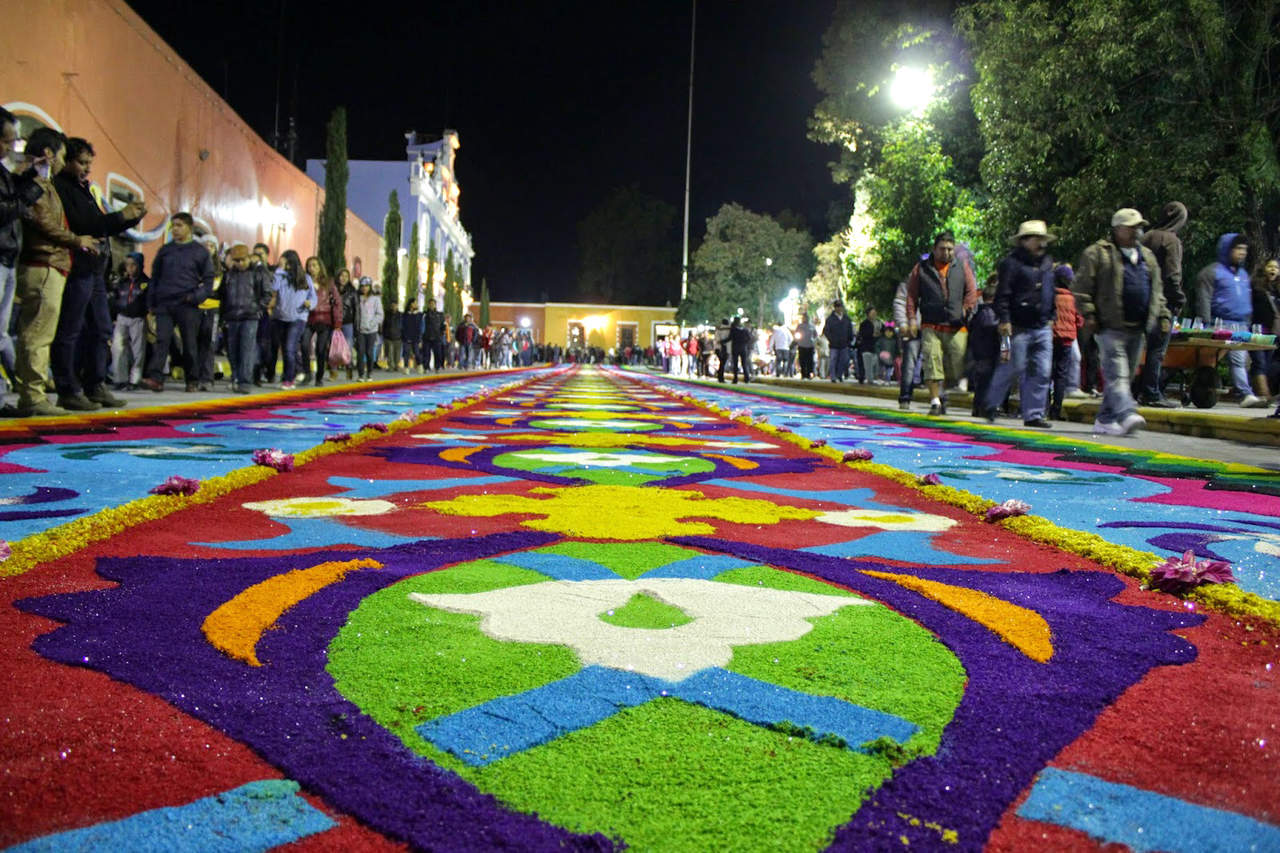 Tapetes adornan el Pueblo Mágico de Huamantla por celebración