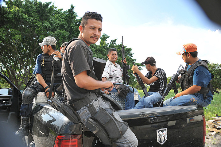 Autodefensas plantan cara al narco