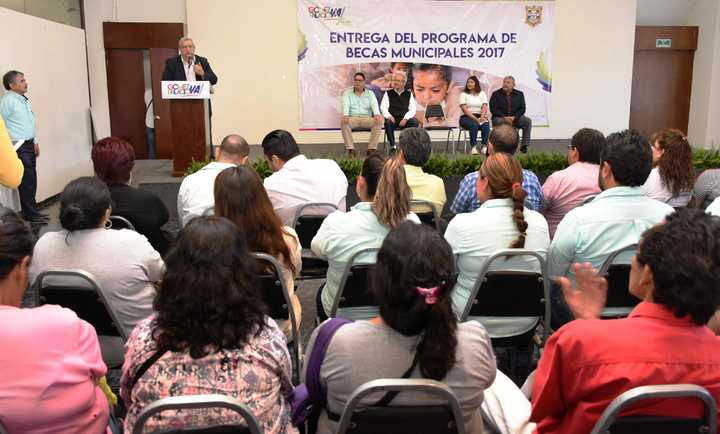 Pagan más de 3 mil becas escolares