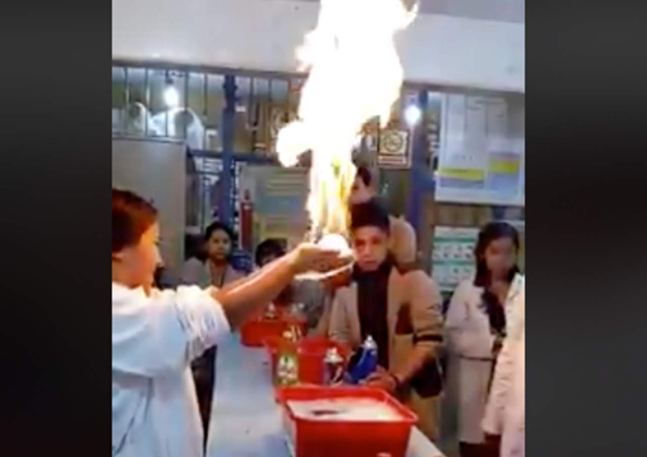VIRAL 'Fuego frío' el experimento de ciencia escolar