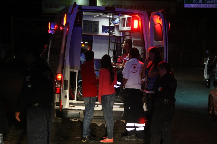 Dos lesionados en impactos viales; uno cayó a canal de riego