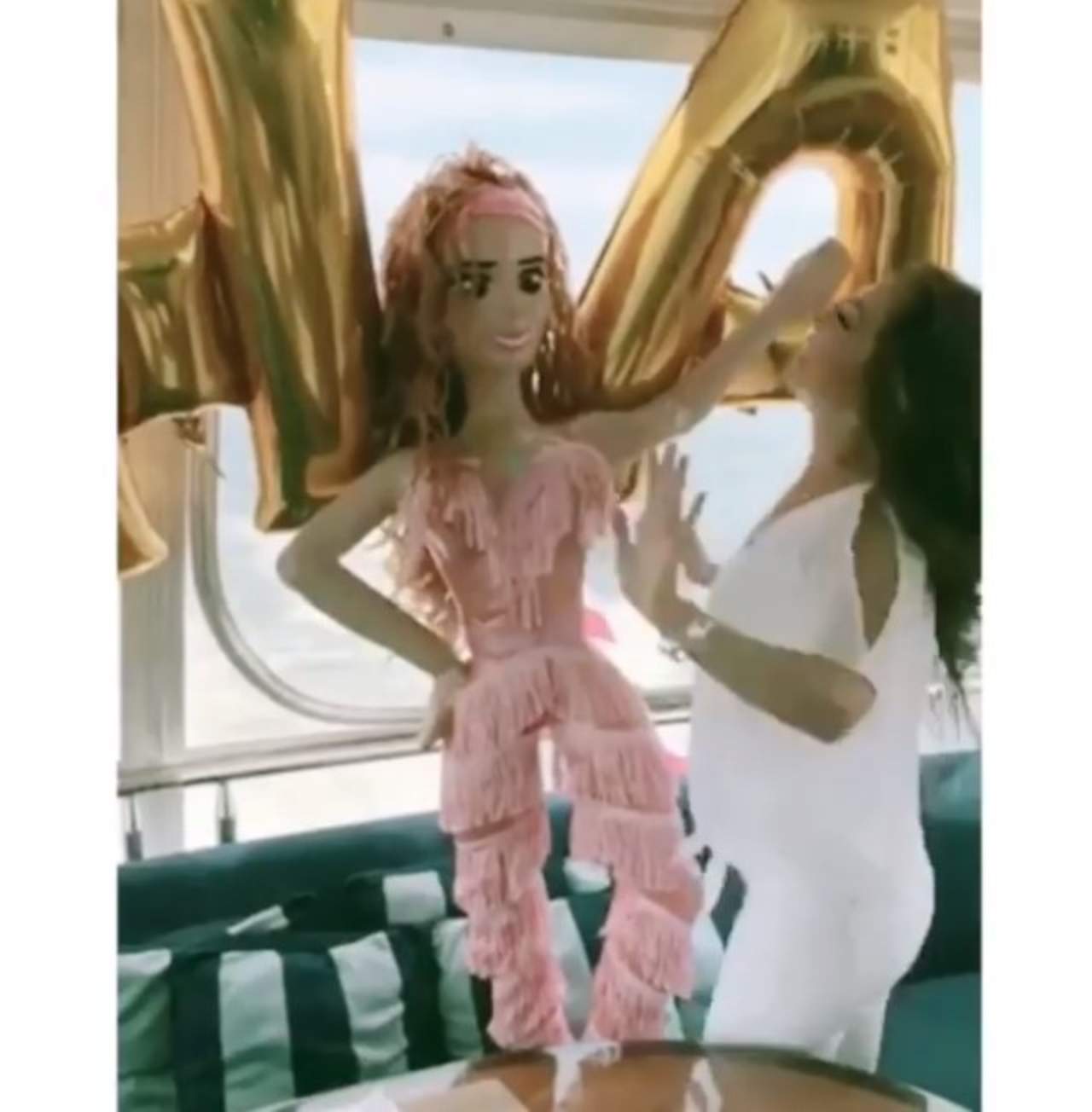 Thalía Inicia La Celebración De Su Cumpleaños Con ‘la Piñata Tiki Tiki”