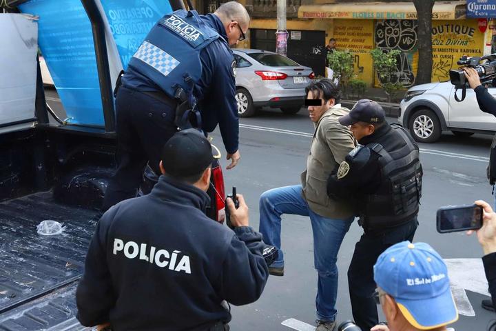 El robo de armas a policías preventivos de la Secretaría de Seguridad Pública, Policía Federal, militares en retiro y guardaespaldas en la capital del país va en aumento. (ARCHIVO)