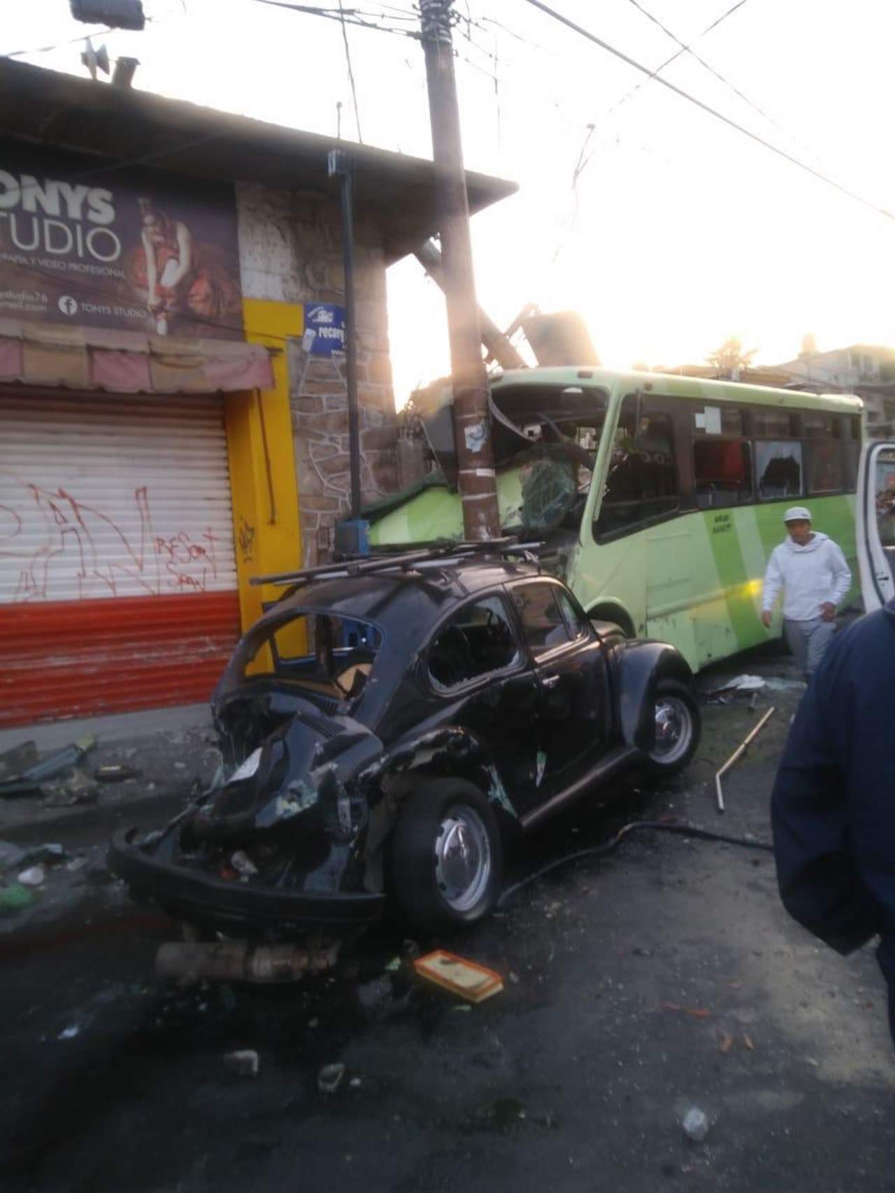 Microbús se queda sin frenos y choca contra cuatro autos en Cuautepec