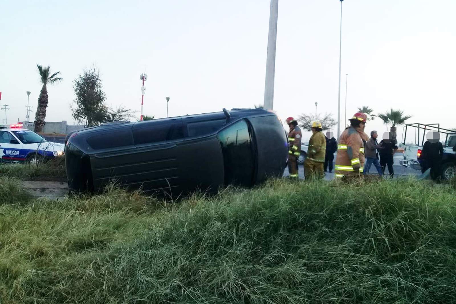Se queda sin frenos y vuelca en el Periférico de Gómez Palacio