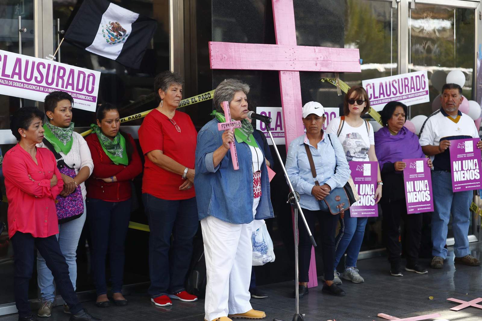 Mujeres marchan contra feminicidios en el país