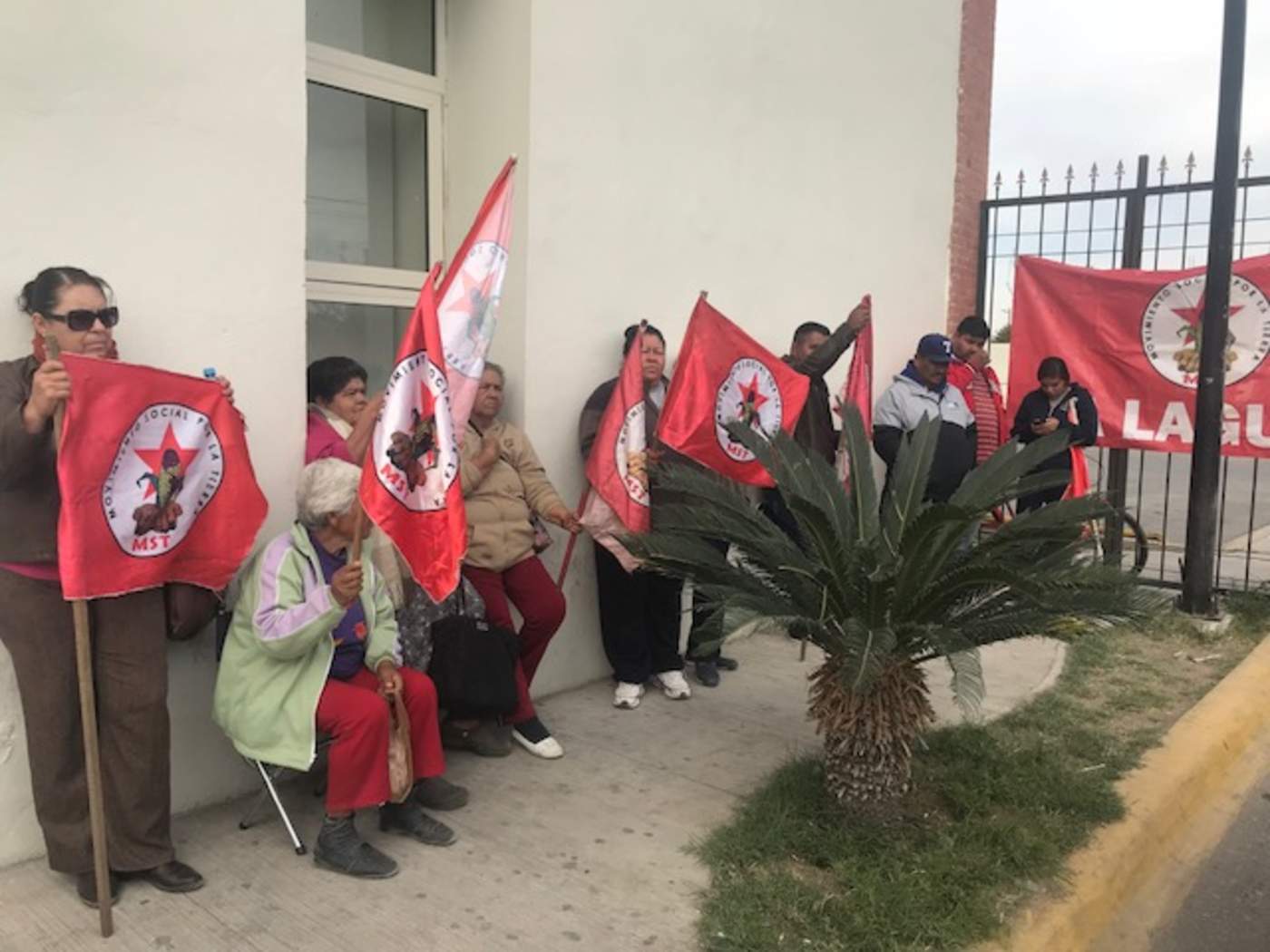 Se manifiestan por detención de campesinos y falta de indemnización