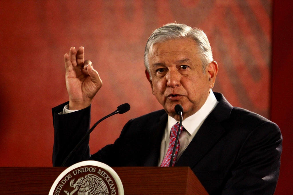 En su conferencia de prensa matutina en el Palacio Nacional, López Obrador criticó a este periódico de tirada nacional por 'publicar en primera plana una manta en donde hay una amenaza' a su persona y en la que se indica su domicilio. (NOTIMEX)
