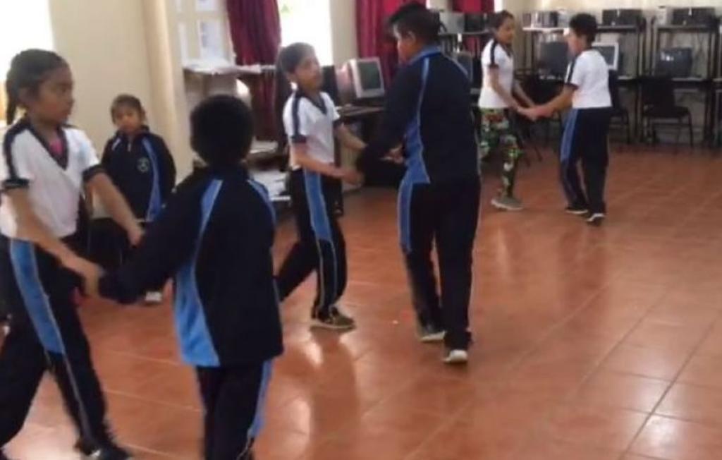 Profesor enseña a sus alumnos a bailar cumbia y se hacen virales