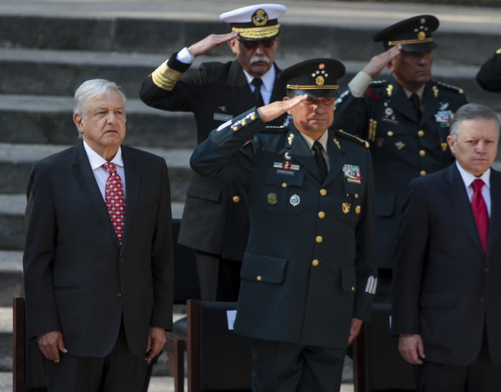Reconoce AMLO lealtad de marinos y soldados