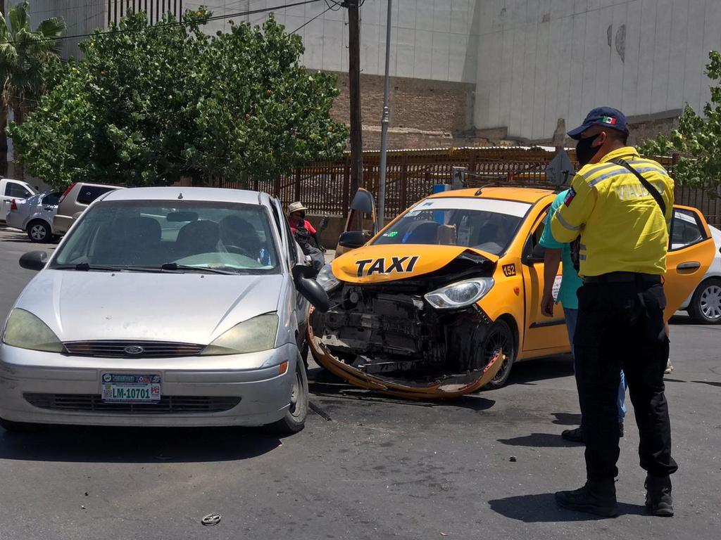 Taxista se pasa el semáforo en rojo y provoca choque