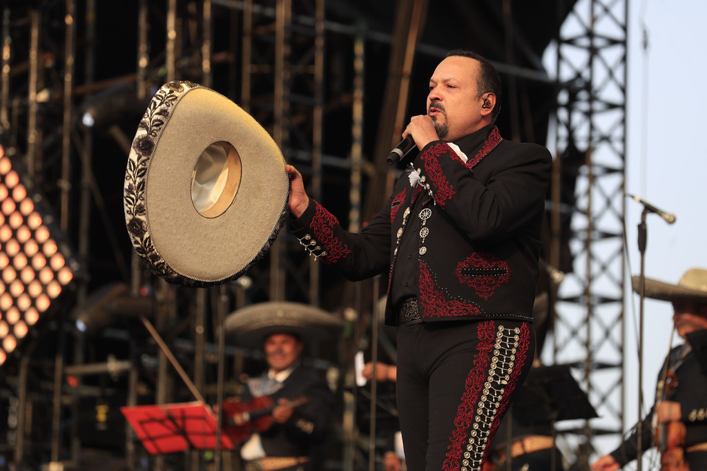 Pepe Aguilar nunca olvida a su padre