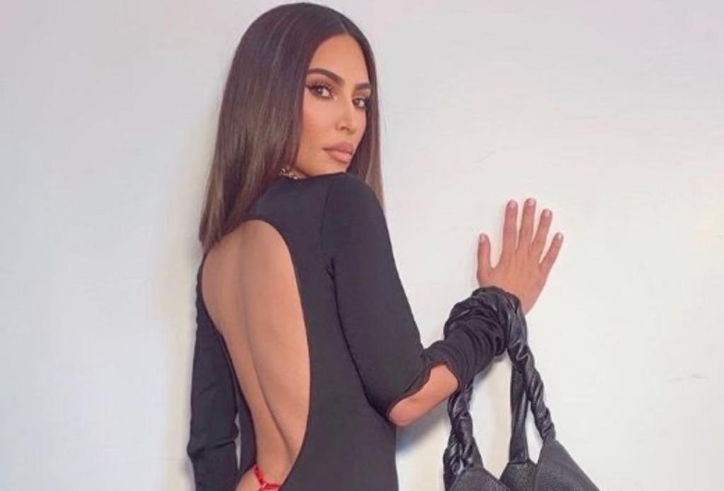 Kim Kardashian presume ropa interior de 'hilo rojo' en entallado vestido