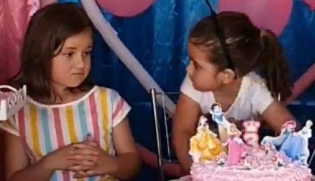 El viral de una niña que se ensaña con su piñata de cumpleaños