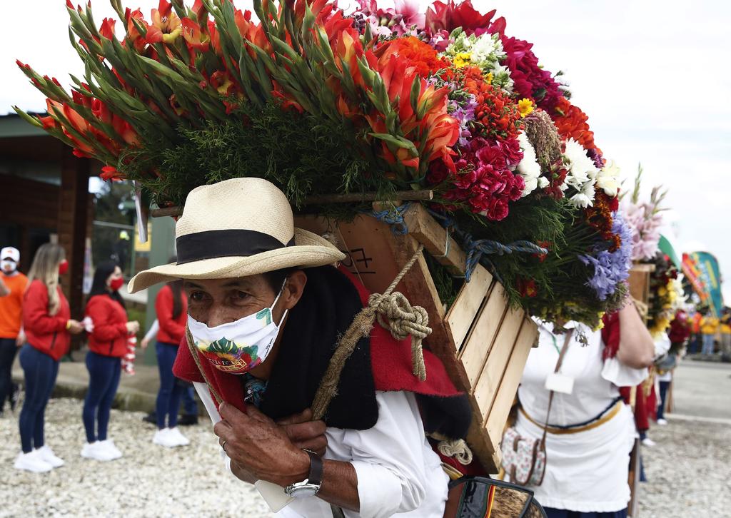 Nostálgico Desfile de Silleteros muestra el florecer de Colombia ante