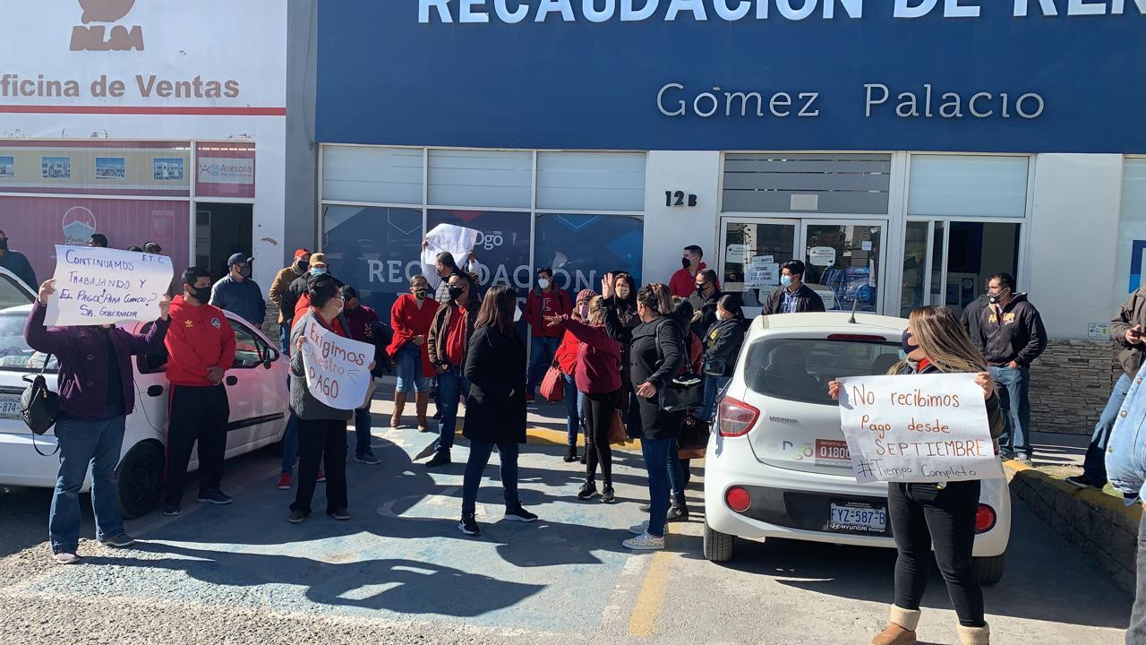 Maestros protestan docentes por falta de pagos