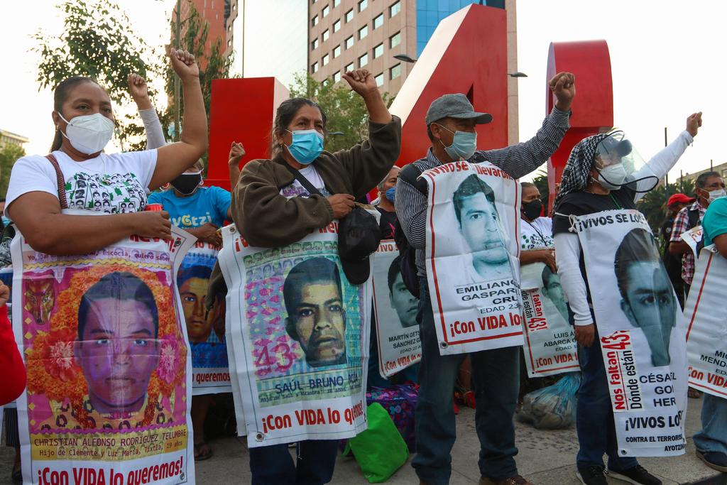 Prometen avances en caso a padres de los 43 normalistas de Ayotzinapa