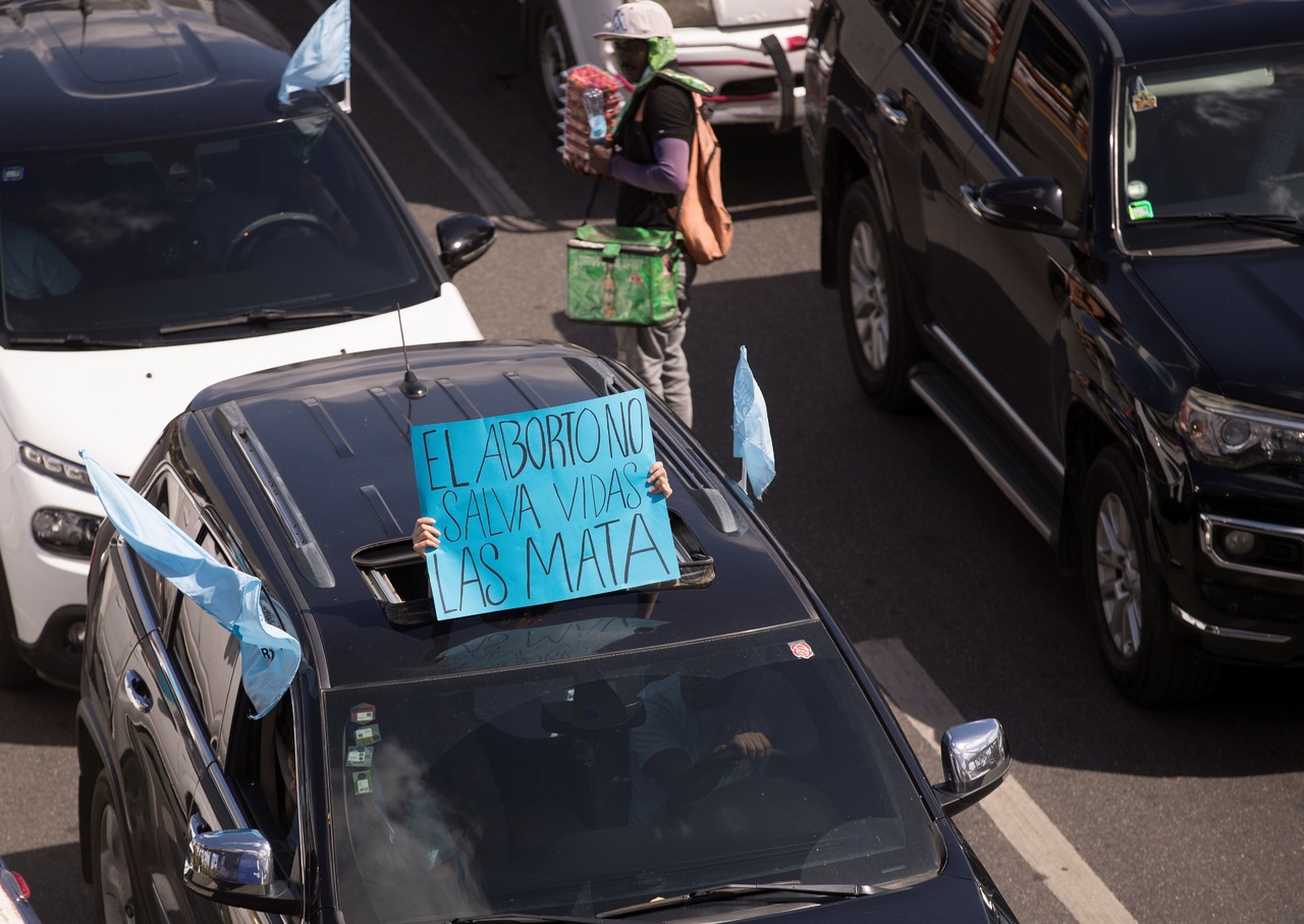 Protesta. Largas filas de carros y camionetas circularon por las principales avenidas de la capital dominicana.