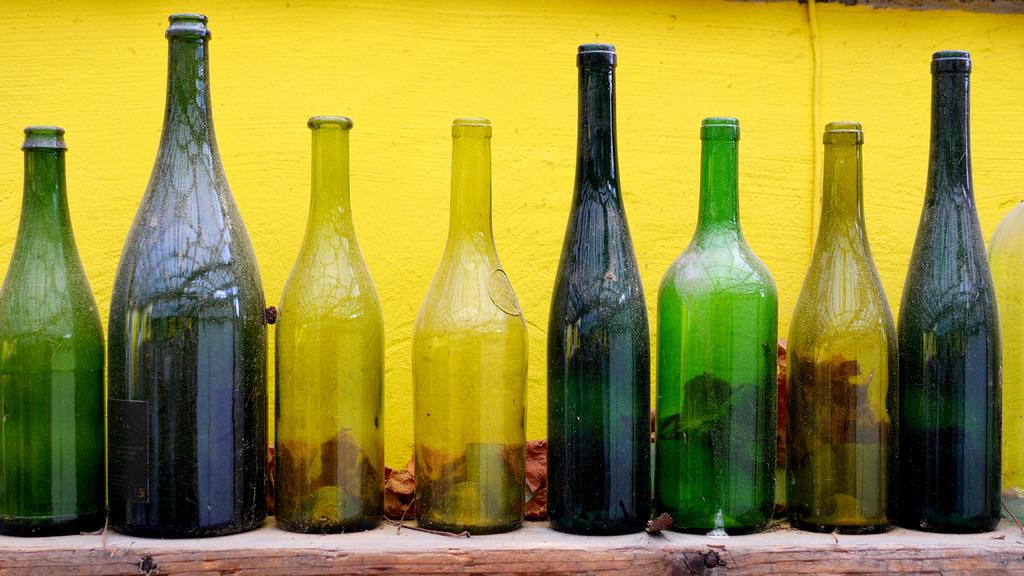 10 ideas creativas para reciclar botellas de vidrio y darles una