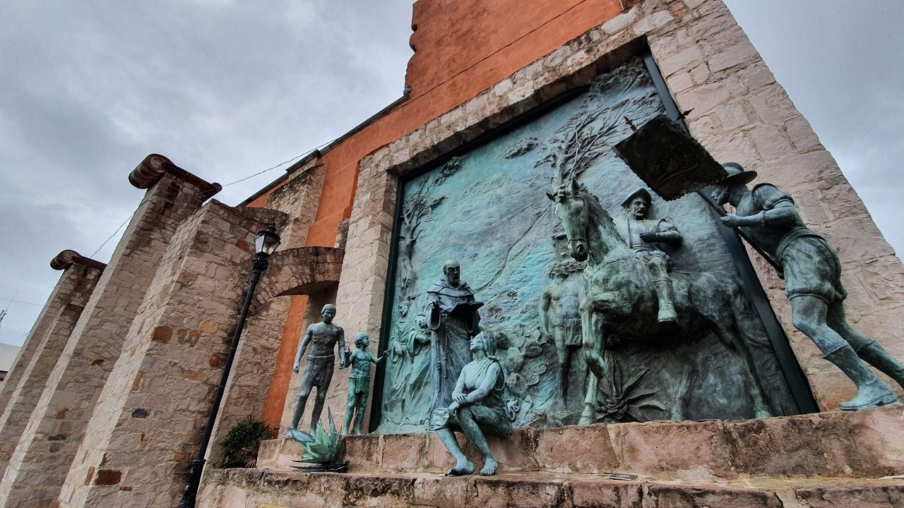 'FUNDADORES' es el nombre del alto relieve en bronce realizado por el escultor Miguel Ángel Simental Ortiz con motivo de la conmemoración del 450 Aniversario de la Fundación de la  ciudad de Durango en julio del 2013. Se ubica en la Plaza que lleva el mismo nombre en el Centro Histórico de la ciudad.