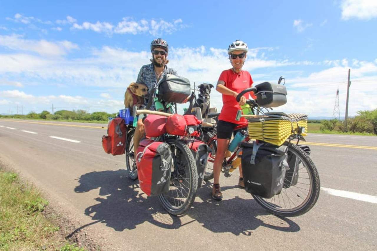 En bicicleta, pareja pasa por Durango en su vuelta por el mundo
