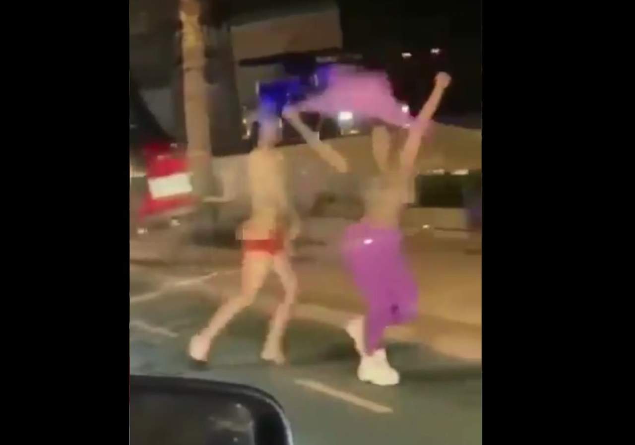 VIDEO: Pareja de turistas se desnuda en malecón de Mazatlán