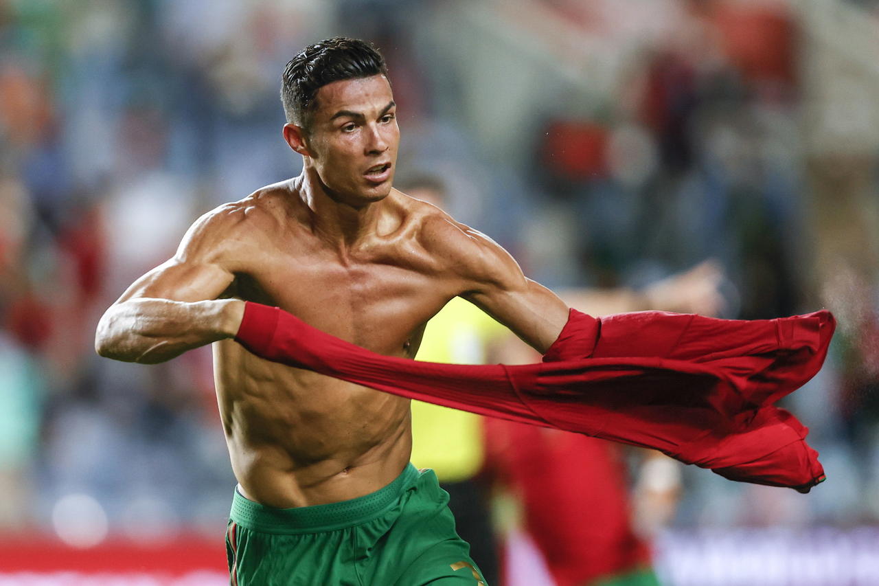 Cristiano Ronaldo se convirtió el miércoles en el máximo goleador histórico de selecciones al facturar su tanto número 110 con Portugal. (EFE) 
