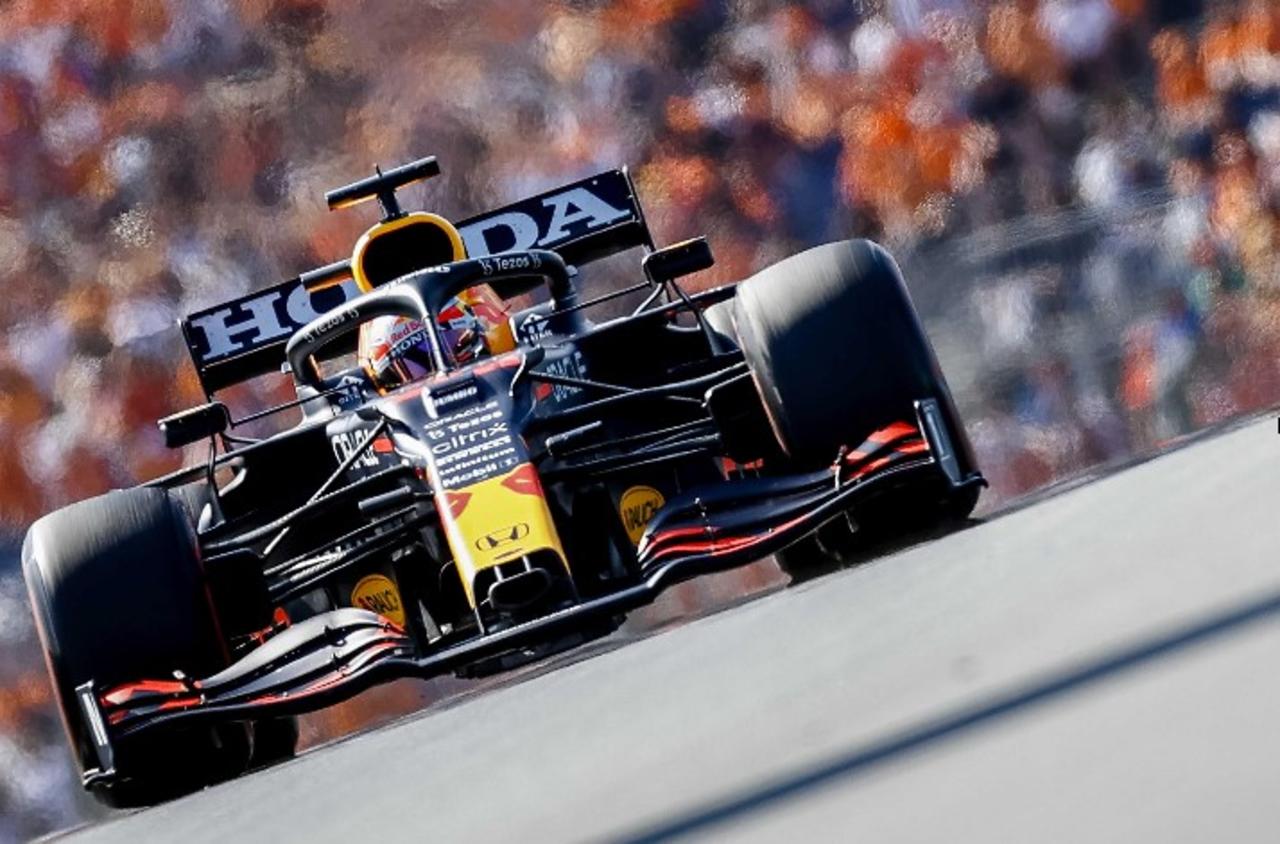 Este domingo el corredor belga, Max Verstappen se llevó el primer lugar en el Gran Premio de los Países Bajos, pasando sobre el número uno, Lewis Hamilton.