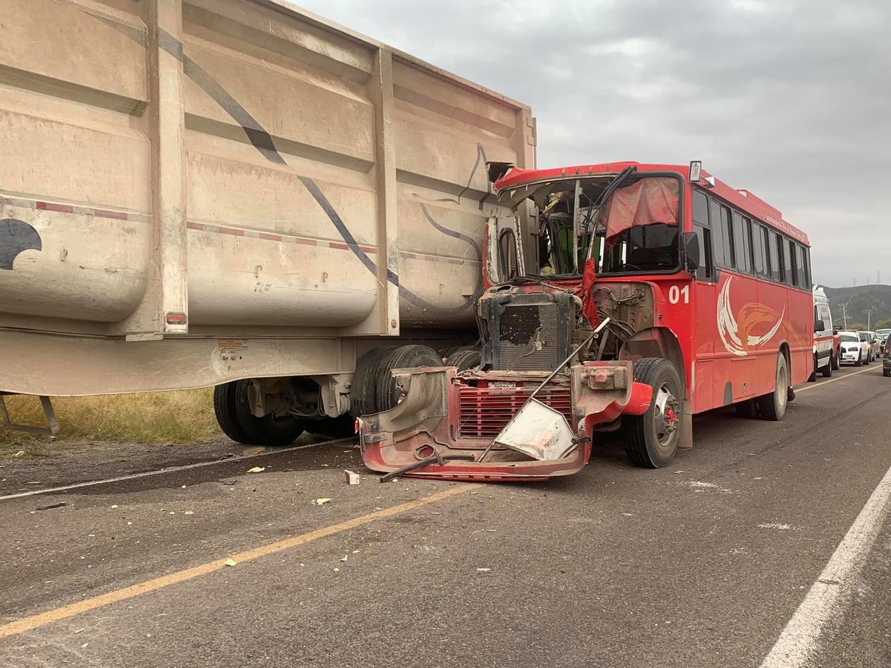 Siete Lesionados En Choque Entre Autobús De Pasajeros Y Tráiler En Lerdo