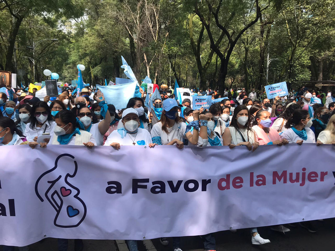 Manifestantes provida marchan por la mujer en la CDMX