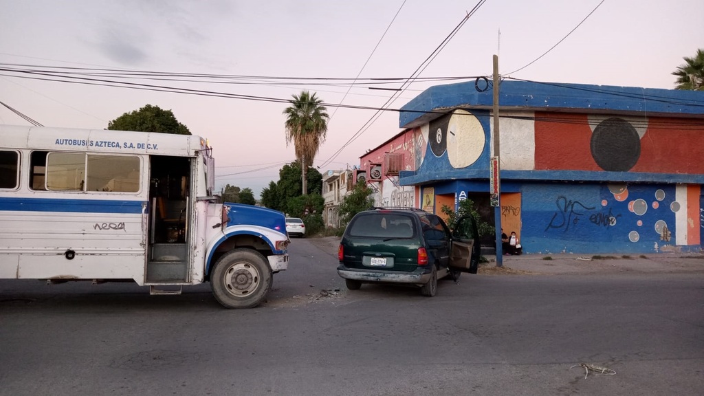 Camión se impacta contra camioneta en el Centro de Gómez Palacio