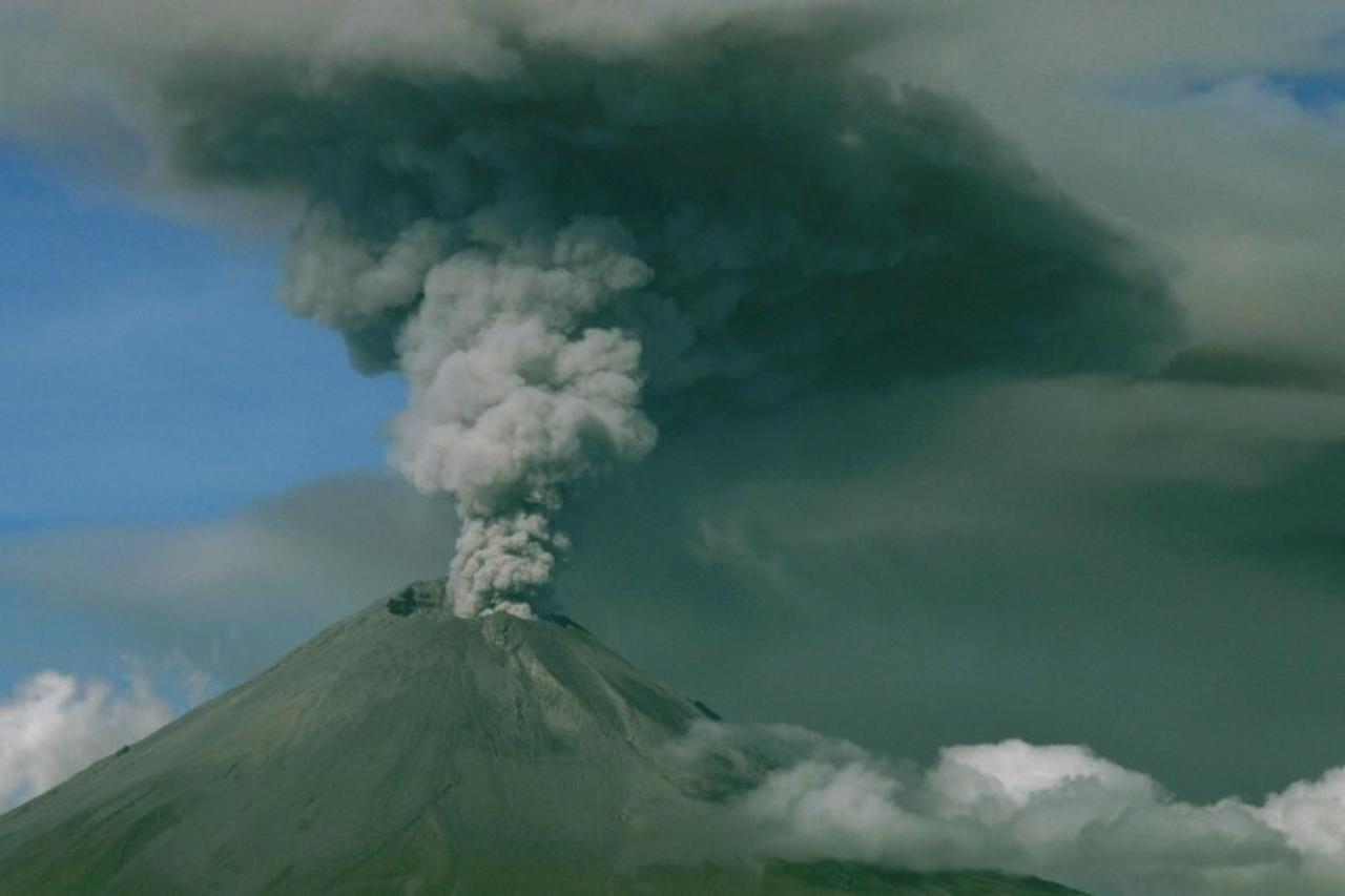 Esta semana a través de la cuenta de Twitter conocida como Webcams de México, se difundió el escalofriante material en el que se alcanza a escuchar un fuerte grito cerca del volcán, Popocatépetl en Puebla.