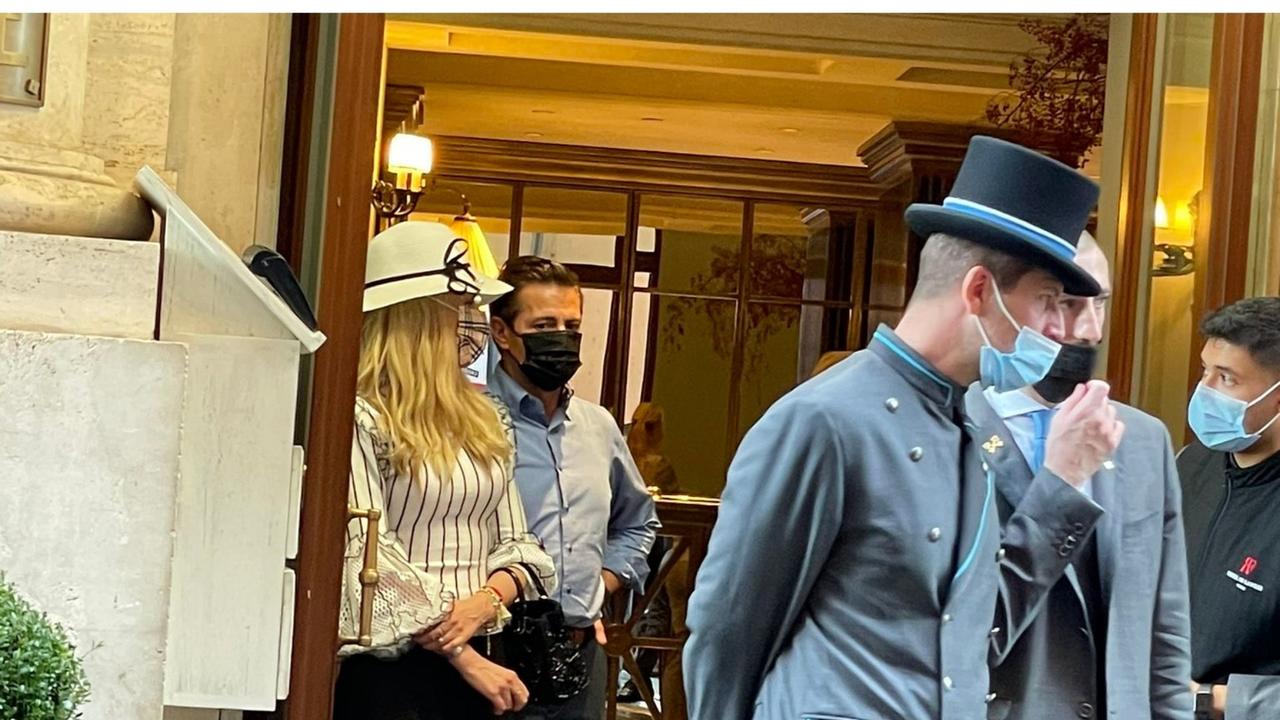 El expresidente Enrique Peña Nieto fue captado al salir de un hotel de lujo con su novia Tania Ruiz en donde le gritaron 'ratero'.
