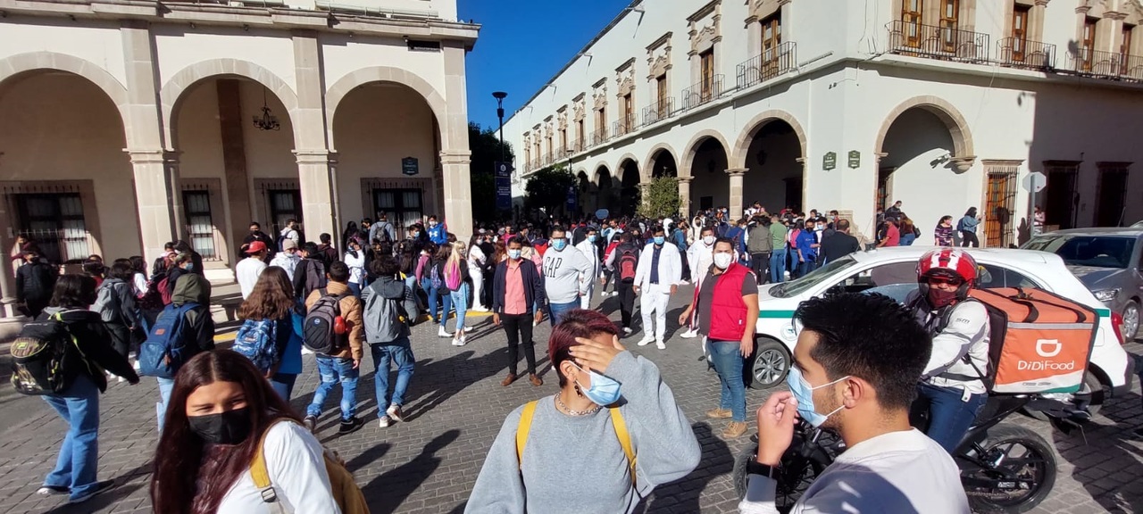Alumnos de la UJED van contra el Rector