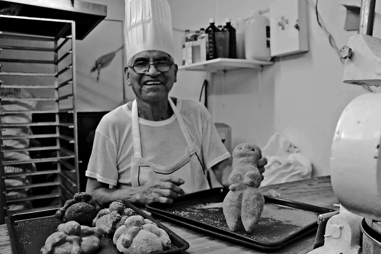 panadero-le-da-variedad-al-pan-de-muerto-tradicional