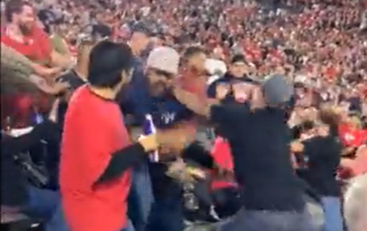 Aficionados protagonizan varias peleas en las tribunas durante partido ...