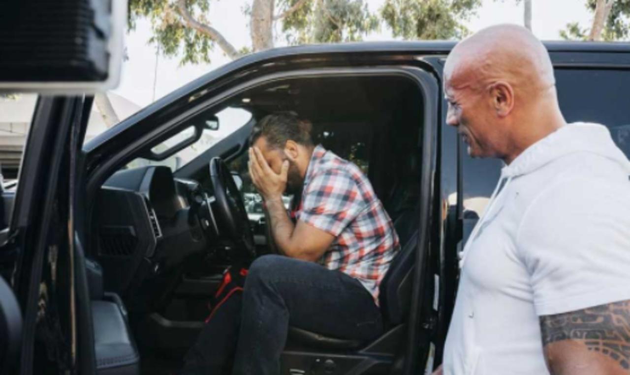 Dwayne Johnson hace llorar a fan tras regalarle su camioneta