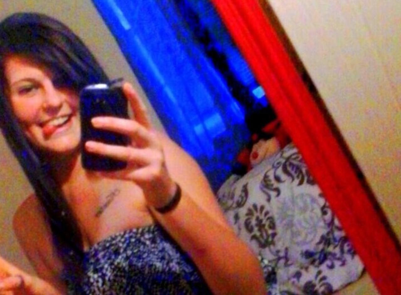 Modelo para adultos se dispara accidentalmente en entrepierna mientras grab...