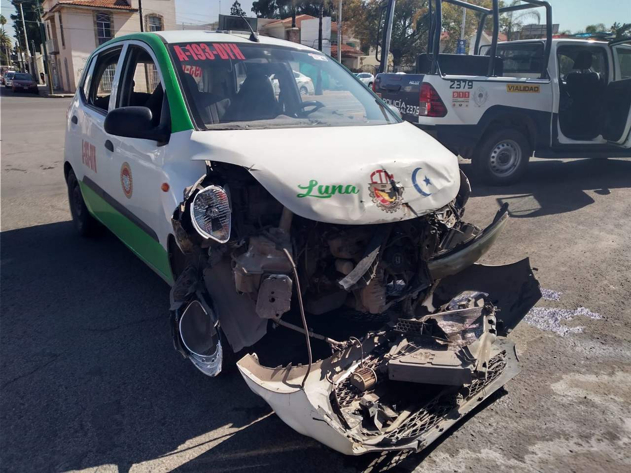 Choque Entre Taxi Y Camioneta Deja Dos Lesionados