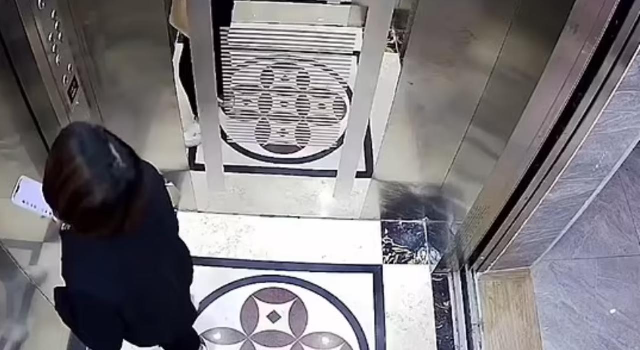 Mujer Queda Atrapada En Elevador De Doble Entrada Al No Percatarse