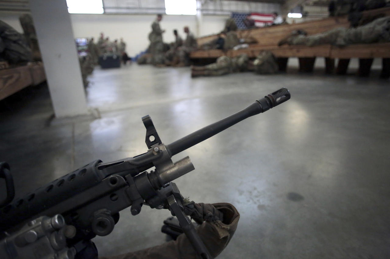 Robaron réplica de metralleta desde tienda de accesorios militares