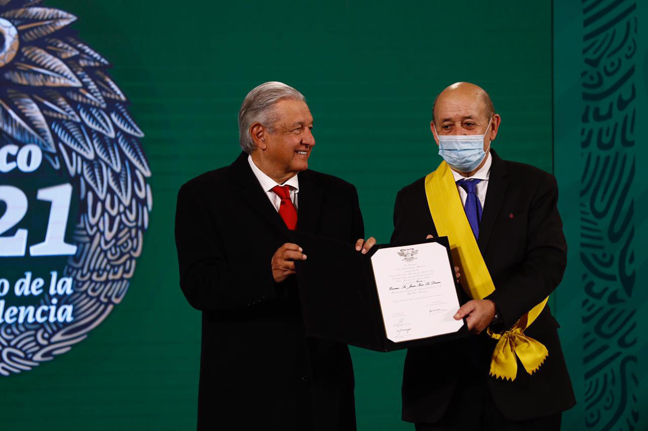 AMLO condecora con la Orden Mexicana del Águila Azteca a ministro francés  Jean-Yves Le Drian