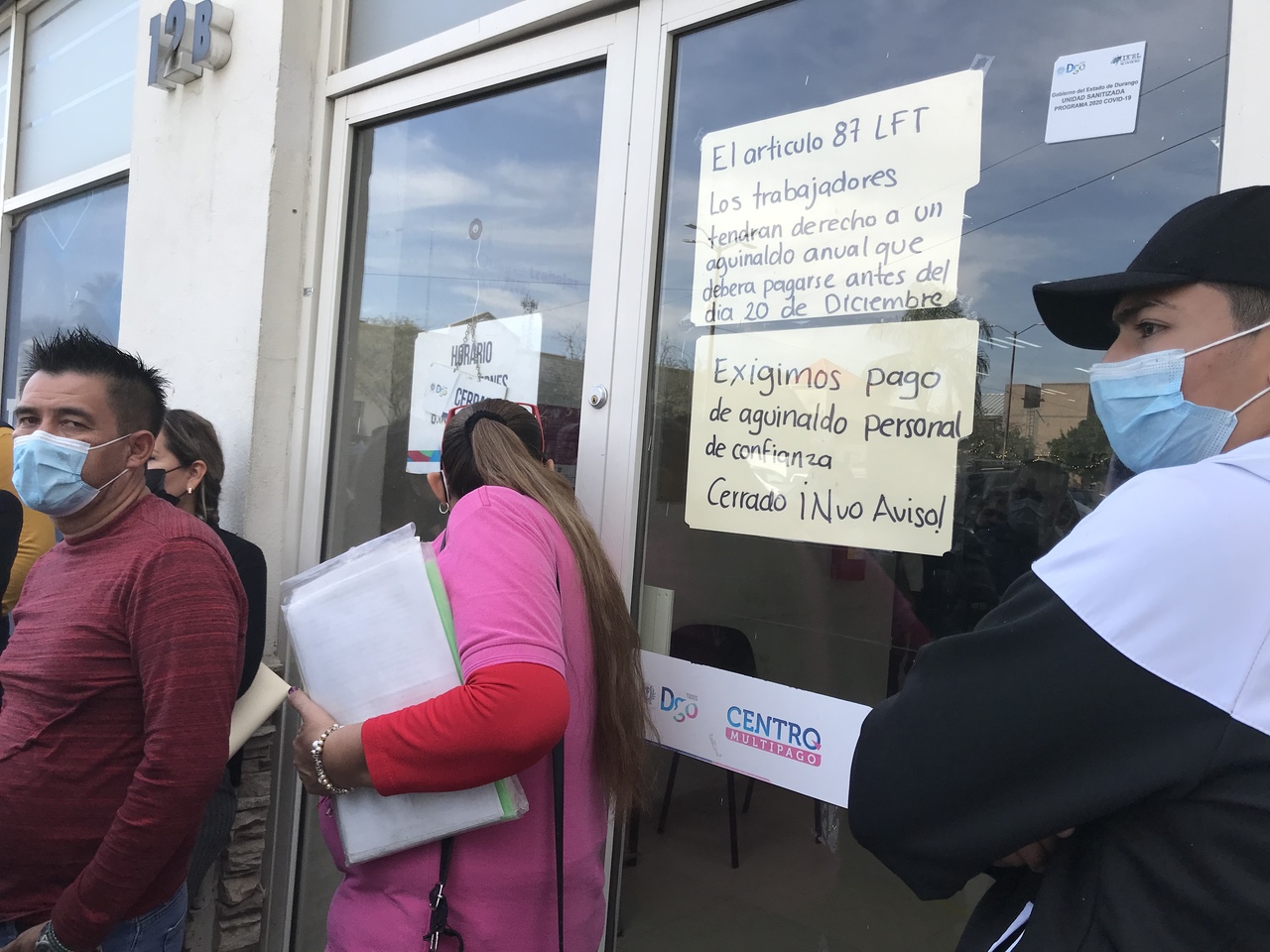 Trabajadores cierran la oficina de Recaudación
