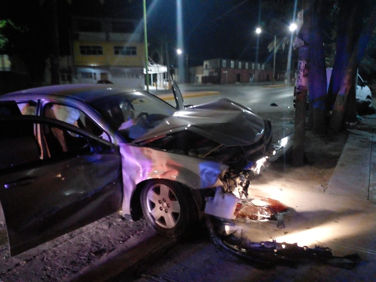 Conductor abandona vehículo tras impactarse contra auto estacionado en ...
