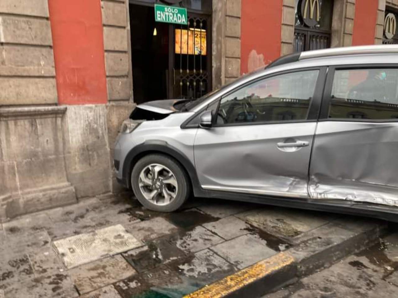 Tras choque, camioneta se impacta contra fachada de restaurante en Zona ...