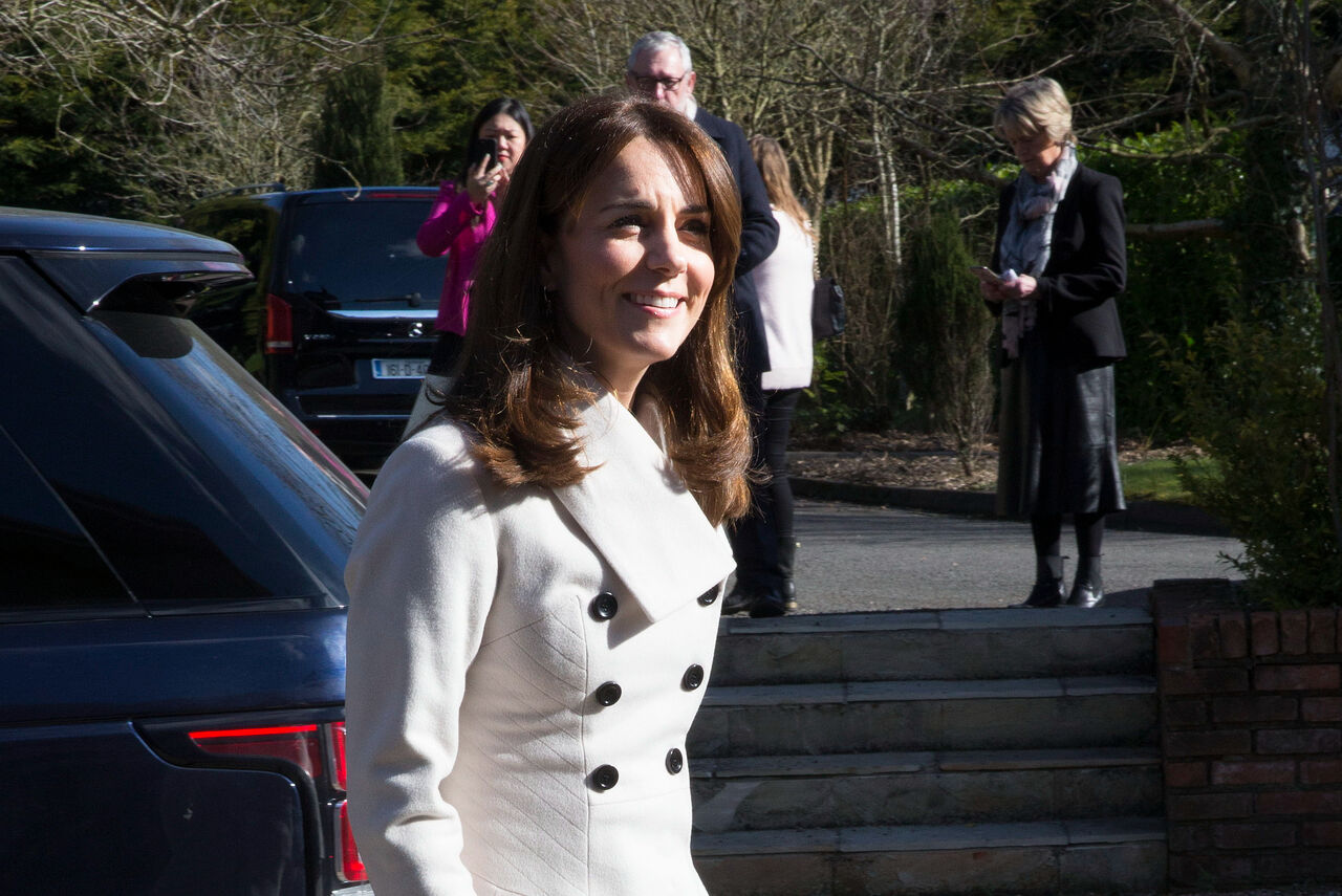 Duquesa De Cambridge, Kate Middleton Enamora Con Saco De Zara Y Un ...