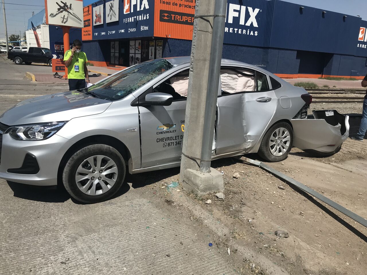 Auto último Modelo Es Impactado Por Máquina Del Ferrocarril En Gómez