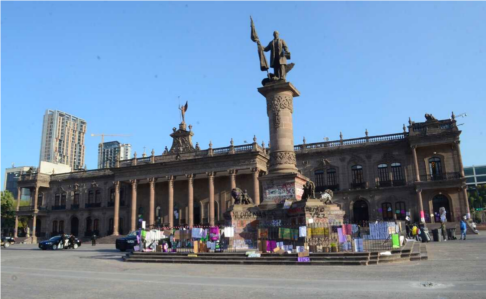 VIDEO: Tras marcha del 8M en Monterrey, cierran Museo del Palacio